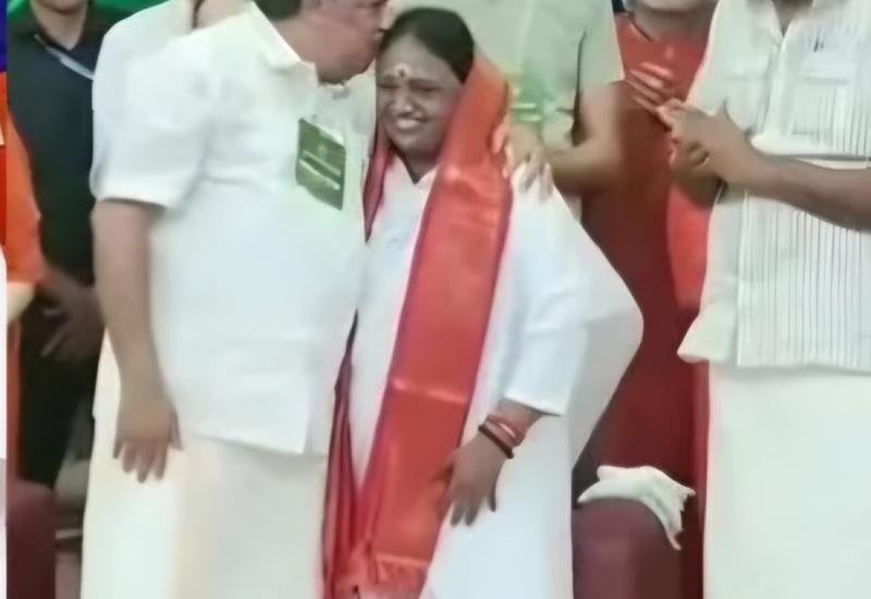 Saji Cheriyan kissing Amma
