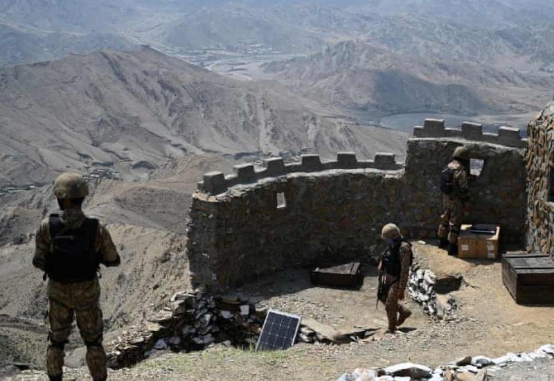 Afgan soldiers at the border 
